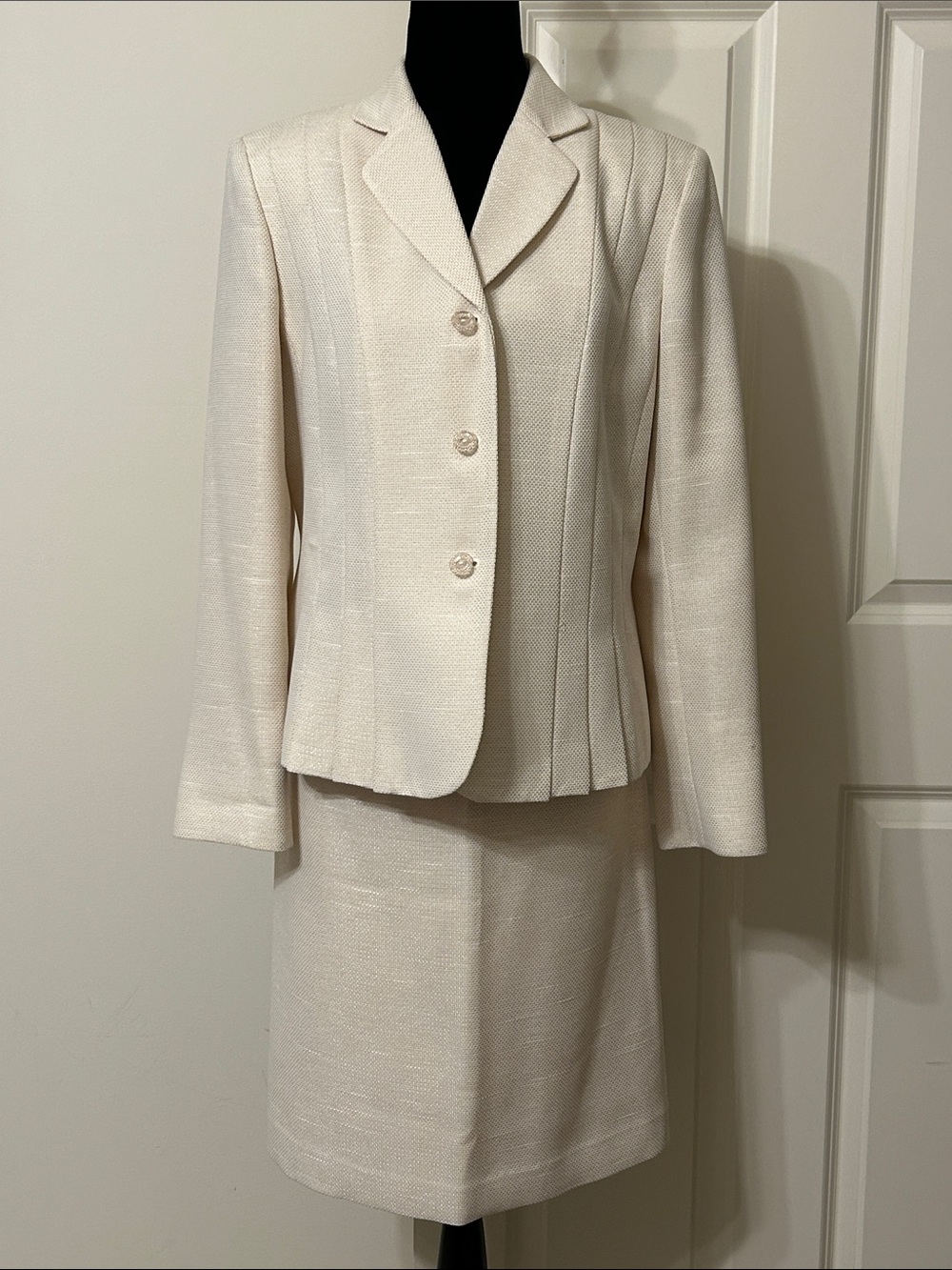 Suit Studio Cream Colored Tweed Shimmer Structured Classic 2-piece Skirt Suit
